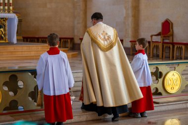 Katolik rahipler, kilise cemaatini Paskalya nöbetinde kutsal suyla kutsar. Yüksek kalite fotoğraf. Yüksek kalite fotoğraf