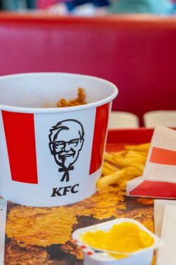 Karaganda, Kazakistan - 3.22.2025: KFC sepeti. Yüksek kalite fotoğraf