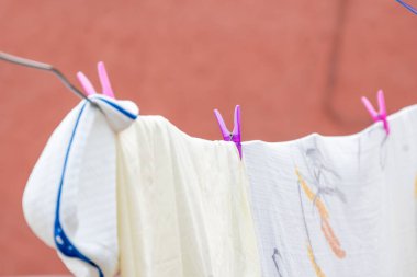 Çamaşır gününde dışarıda temiz kıyafetlerle iple dolaşmak. Yüksek kalite fotoğraf