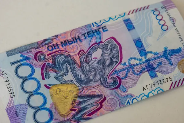 Üst Manzara. 10000 Kazak tenjanı. Kağıt banknot. Kazakistan Cumhuriyeti 'nin nakit parasıyla. - Evet. Yüksek kalite fotoğraf