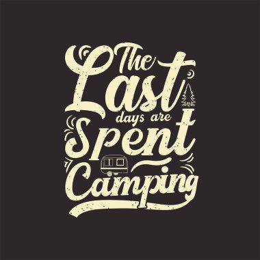 Son günler, tipografi tasarımı, antika, macera eskitilmiş baskı tasarımı olan kamp tişörtleriyle geçiyor.