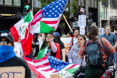 Muhtelif protestoculardan oluşan geniş bir kalabalık Los Angeles şehir merkezinde anti-ICE ve Trump karşıtı levhalarla Meksika ve Amerikan bayrakları sallayarak toplanıyor. Siyasi gösteri, göçmen hakları, sosyal adalet ve toplumsal dayanışmayı destekliyor. Fotoğraflı dur