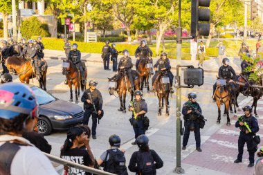 Muhtelif protestoculardan oluşan geniş bir kalabalık Los Angeles şehir merkezinde anti-ICE ve Trump karşıtı levhalarla Meksika ve Amerikan bayrakları sallayarak toplanıyor. Siyasi gösteri, göçmen hakları, sosyal adalet ve toplumsal dayanışmayı destekliyor. Fotoğraflı dur
