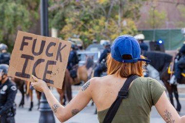 Muhtelif protestoculardan oluşan geniş bir kalabalık Los Angeles şehir merkezinde anti-ICE ve Trump karşıtı levhalarla Meksika ve Amerikan bayrakları sallayarak toplanıyor. Siyasi gösteri, göçmen hakları, sosyal adalet ve toplumsal dayanışmayı destekliyor. Fotoğraflı dur