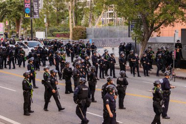 Muhtelif protestoculardan oluşan geniş bir kalabalık Los Angeles şehir merkezinde anti-ICE ve Trump karşıtı levhalarla Meksika ve Amerikan bayrakları sallayarak toplanıyor. Siyasi gösteri, göçmen hakları, sosyal adalet ve toplumsal dayanışmayı destekliyor. Fotoğraflı dur