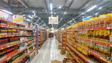 Kediri, Endonezya, 02 Ocak 2024 süpermarket koridoru renkli raflarla dolu.