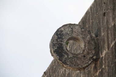 Juego de pelota, Chichn Itz, en la pennsula de Yucatn, Meksika. Construccin prehispnico. Geri dön simblica del mtico savaşçı entre la noche y el da