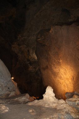 Grutas de Garcia en Nuevo Leon, Meksika. Montana rocosa 'sı. Piedras renkli cafe claro con iluminacion yapay.