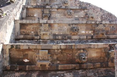 Piramit Teotihuacan, Meksika, Serpiente emplumada, Tlaloc