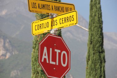 Cadde ve dur levhası, Monterrey, Meksika