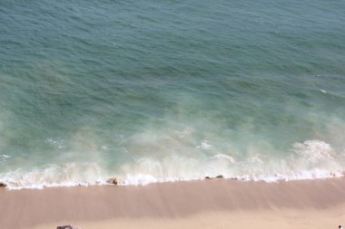 Dalgalar kumsalda, gelgit zamanı