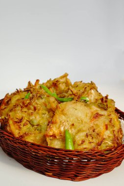 Seçici odak noktası Bakwan Sayur ya da Bakwan Goreng ya da bala-bala ya da ote Endonezya 'dan gelen sebzeli börek..