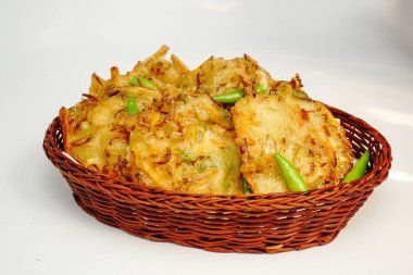 Seçici odak noktası Bakwan Sayur ya da Bakwan Goreng ya da bala-bala ya da ote Endonezya 'dan gelen sebzeli börek..