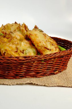 Seçici odak noktası Bakwan Sayur ya da Bakwan Goreng ya da bala-bala ya da ote Endonezya 'dan gelen sebzeli börek..