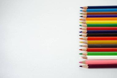 Çizim için beyaz defter kağıdının üzerine çok renkli kalemler koyun. okul konseptine geri dön.