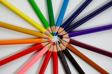 Beyaz arka planda renkli kalemler. Seçici odak