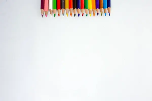 Çizim için beyaz defter kağıdının üzerine çok renkli kalemler koyun. okul konseptine geri dön.