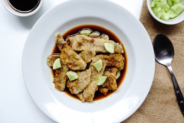 Pempek Kulit, Güney Sumatra, Endonezya 'dan geleneksel yemek. Bu balık bazlı yiyecek çok popülerdir. Cuko sosu ve beyaz tabakta salatalık dilimleri ile servis edilir..                               