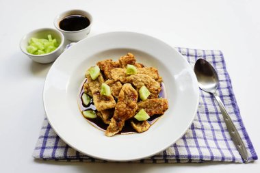 Pempek Kulit, Güney Sumatra, Endonezya 'dan geleneksel yemek. Bu balık bazlı yiyecek çok popülerdir. Cuko sosu ve beyaz tabakta salatalık dilimleri ile servis edilir..                               