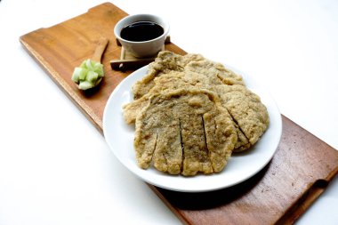 Pempek Kulit, Güney Sumatra, Endonezya 'dan geleneksel yemek. Bu balık bazlı yiyecek çok popülerdir. Cuko sosu ve salatalık dilimleriyle servis edilir..                               