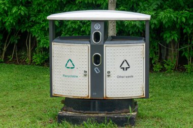 Jakarta 'daki kentsel bir orman parkında, geri dönüşümlü atık ve diğer atıkları ayıran açık hava çöp kutusu. Parktaki çöp tenekesi