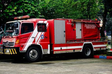 Arka plan olarak kırmızı renk aşk şekli. Sevgililer günü, anneler günü, romantik, evlenme teklifi ve düğün konsepti.. 