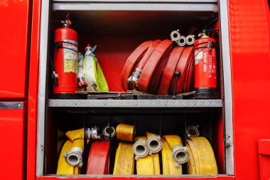 Jakarta, Endonezya - 17 Şubat 2023: itfaiye aracı, itfaiye aracı hortumları. 