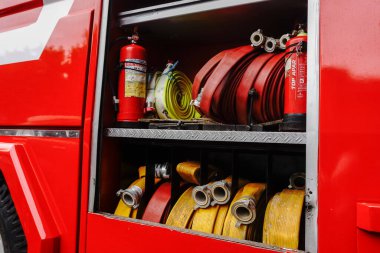 Jakarta, Endonezya - 17 Şubat 2023: itfaiye aracı, itfaiye aracı hortumları. 