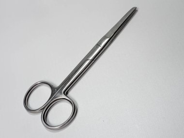 Ameliyat için cerrahi aletler. İşletim makası Standard Blunt veya Blunt bir yaranın yüzeyine yakın vücut dokularını kesmek için tasarlanmıştır.. 