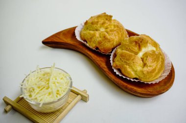 Choux pastasının seçici odak noktası. Ev yapımı choux keki ya da kremalı pasta ya da vanilyalı kremalı ekler. Fransız tatlısı. Beyaz arkaplan ile gürültülü görünüyor.