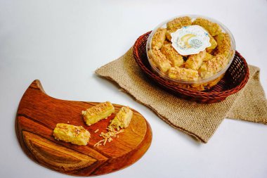 Ev yapımı kaastengel kurabiyeleri, Hollanda usulü Endonezya kurabiyeleri, İdul Fitri ya da Kurban Bayramı 'nı kutlamak için servis edildi. Beyaz arkaplanda seçici odak resmi. Metin çevirisi Kurban Bayramı