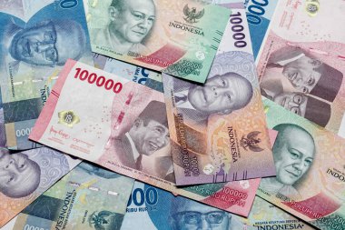 Endonezya Rupiah Banknotları. 100 bin, 50 bin, 20 bin ve 10 bin Rupiah. Uzayı kopyala Maliye, iş ve ekonomi konuları kavramı.