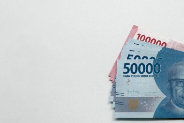 Endonezya Rupiah Banknotları. 100 bin ve 50 bin Rupiah. Uzayı kopyala Maliye, iş ve ekonomi konuları kavramı.