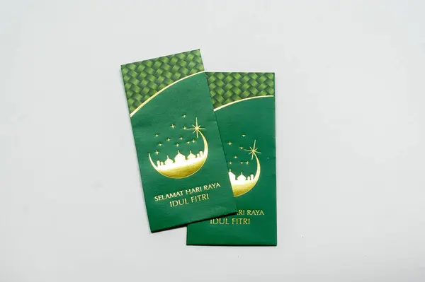 Amplop THR veya Angpao veya Zarflar Kurban Bayramı sırasında çocuklara, ailelere veya akrabalara verilmek üzere para ile doldurulmuştur. Bayram kutlaması için para paketleri. Hari raya konsepti