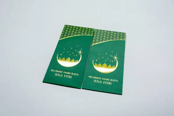 Amplop THR veya Angpao veya Zarflar Kurban Bayramı sırasında çocuklara, ailelere veya akrabalara verilmek üzere para ile doldurulmuştur. Bayram kutlaması için para paketleri. Hari raya konsepti
