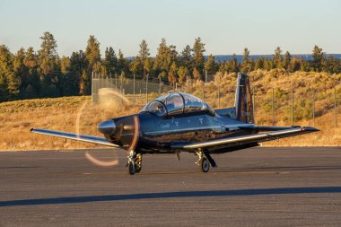 Arizona, ABD - 29 Kasım 2014: Hawker Beechcraft T-6C Texan II Raytheon 3000 uçağı Grand Canyon Ulusal Parkı Havalimanı 'ndan kalkışa hazırlanıyor