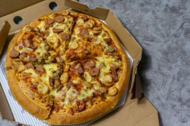 Bol peynirli, tavuk sosisli, ince ve çıtır çıtır kebap etli taze Amerikan pan pizzası.