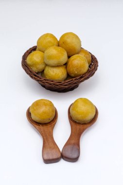 Kue nastar ya da ananaslı tart. Endonezya bayramı atıştırması (kue lebaran) ve Noel atıştırması. Bir rattan kasesinde. Parlak ruh hali. Tarif, makale, katalog ya da herhangi bir ticari amaç için mükemmel.