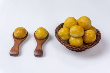 Kue nastar ya da ananaslı tart. Endonezya bayramı atıştırması (kue lebaran) ve Noel atıştırması. Bir rattan kasesinde. Parlak ruh hali. Tarif, makale, katalog ya da herhangi bir ticari amaç için mükemmel.