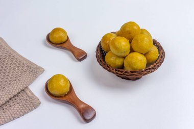 Kue nastar ya da ananaslı tart. Endonezya bayramı atıştırması (kue lebaran) ve Noel atıştırması. Bir rattan kasesinde. Parlak ruh hali. Tarif, makale, katalog ya da herhangi bir ticari amaç için mükemmel.