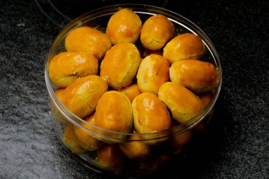 Kue nastar ya da ananaslı tart. Endonezya bayram atıştırmalığı (kue lebaran). Kavanozda. Kötü ruh hali. Tarif, makale, katalog ya da herhangi bir ticari amaç için mükemmel.