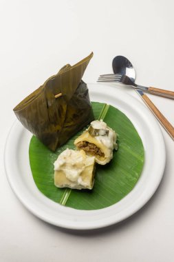 Mento ya da Bongko Mento, Jepara, Central Java 'dan geleneksel olarak pişirilmiş bir Endonezya pastasıdır. Muz yapraklarına sarılmış tavuk ya da biftekle doldurulmuş pirinç unundan yapılmış..