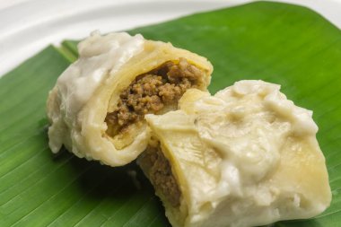 Mento ya da Bongko Mento, Jepara, Central Java 'dan geleneksel olarak pişirilmiş bir Endonezya pastasıdır. Muz yapraklarına sarılmış tavuk ya da biftekle doldurulmuş pirinç unundan yapılmış..