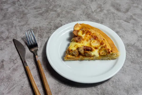 dilim pizza beyaz plaka üzerinde