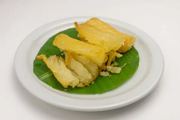 Endonezya dilinde Singkong Goreng olarak da bilinen kızarmış kasava, kahve veya çaya eşlik eden popüler bir yemektir. Ramazan ayında oruç tutmak için geleneksel atıştırmalıklardan biri..