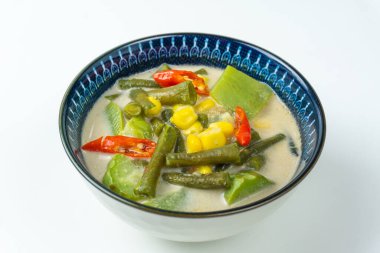 Sayur lodeh ya da Hindistan cevizi sütüyle pişirilmiş sebze çorbası, Endonezya 'nın geleneksel yemeklerinden lezzetli. Chayote, uzun fasulye ve mısırdan oluşur. Kasede servis edilir, üst manzara, yakın çekim..