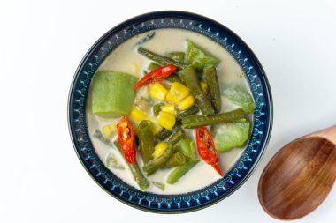 Sayur lodeh ya da Hindistan cevizi sütüyle pişirilmiş sebze çorbası, Endonezya 'nın geleneksel yemeklerinden lezzetli. Chayote, uzun fasulye ve mısırdan oluşur. Kasede servis edilir, düz konum, yakın konum.