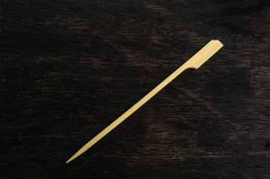 Bambu kürekleri arka planda izole edilmiş. Bu kazmalar aperatifleri, sandviçleri ve ambalajları bir arada tutmak ve kokteylleri süslemek için idealdir. Tek kullanımlık bambu barbekü şişi.