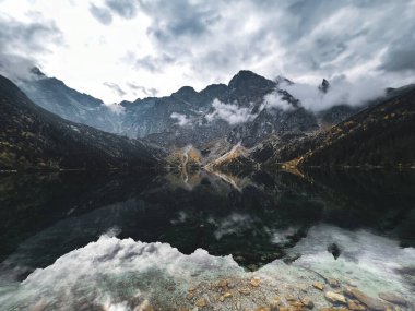 Tatra Dağları 'nın zirveleri arasındaki güzel Morskie Gölü okosu. Yüksek kalite fotoğraf