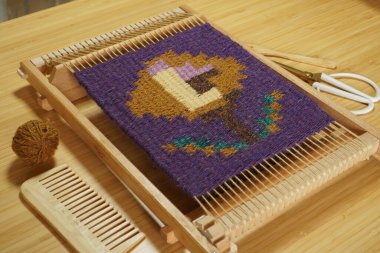 Mor kumaş ve altın çiçekli kumaş dokuma tezgahı Basar Romen Moldova tarzında. Yüksek kalite fotoğraf